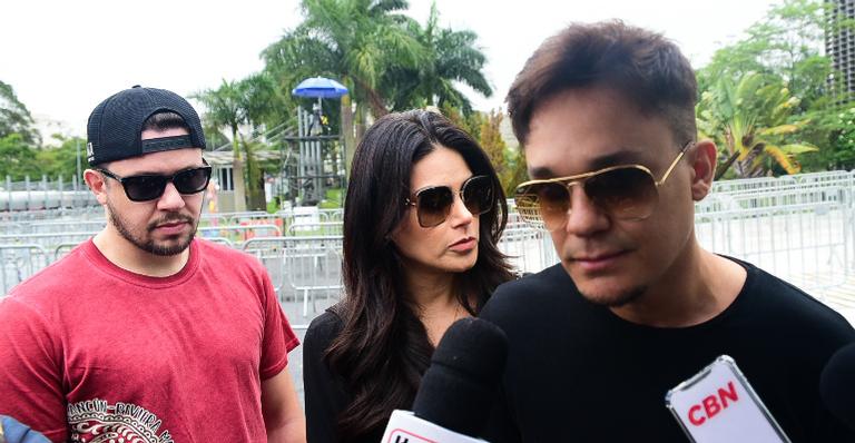 Leandro e Bruno, do KLB, chegam ao velório de Gugu Liberato