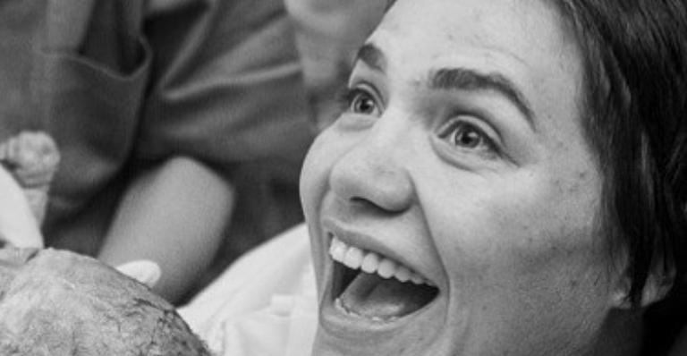 Leticia Colin emociona a web ao compartilhar clique raro do parto de Uri: ”Quanto amor”