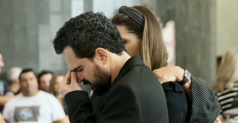 Em lágrimas, Luciano Camargo comparece ao velório de Gugu e é consolado pela mulher
