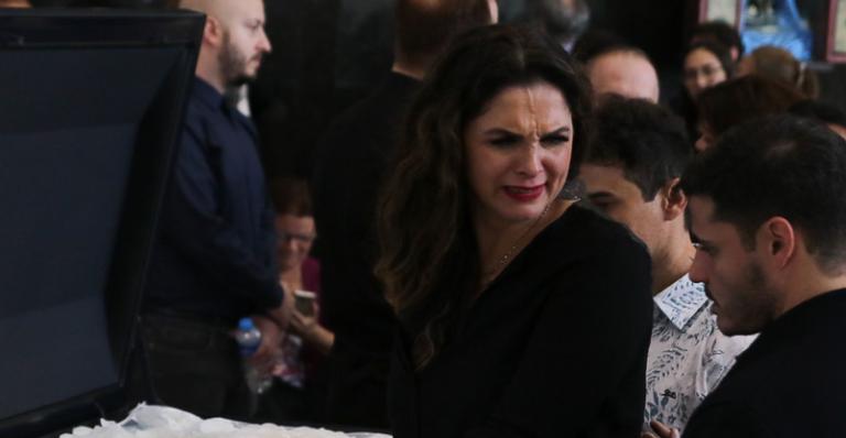 Luiza Ambiel, musa da ‘Banheira do Gugu’, surge aos prantos no velório do apresentador