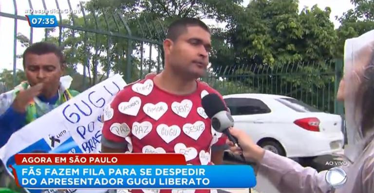 Primeiro da fila do velório de Gugu Liberato, ex-gari se emociona: ”Fiz questão de me despedir”