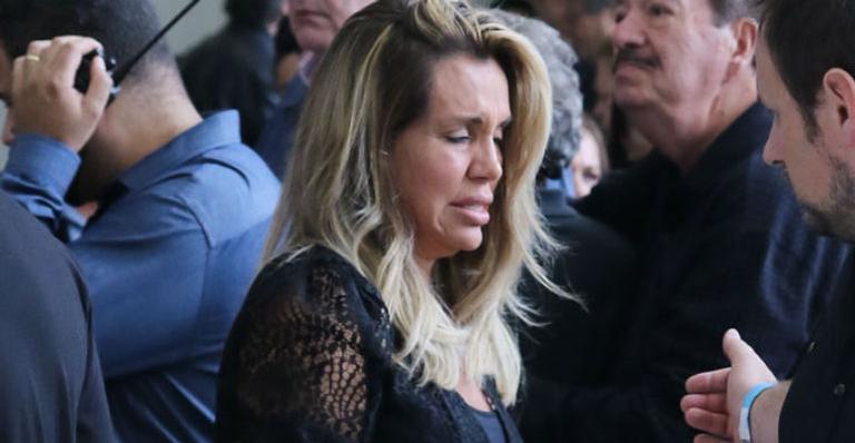 Renata Banhara, ex-banheira do Gugu, se emociona no velório do apresentador