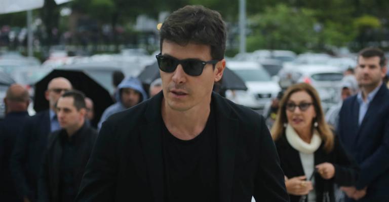 Rodrigo Faro chega ao velório de Gugu Liberato muito abalado
