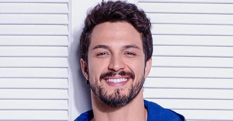 Romulo Estrela aparece sem camisa e fãs enlouquecem: ”Que homem”