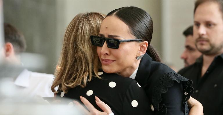 Aos prantos, Sabrina Sato presta últimas homenagens a Gugu Liberato