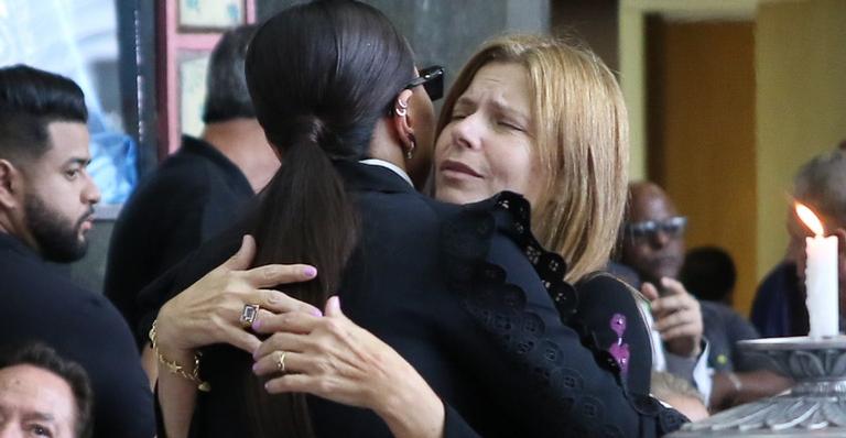 Chorando muito, companheira de Gugu Liberato é consolada por Sabrina Sato durante velório