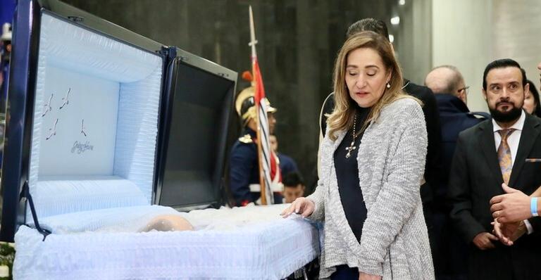 No velório de Gugu Liberato, Sonia Abrão se despede do apresentador com beijo