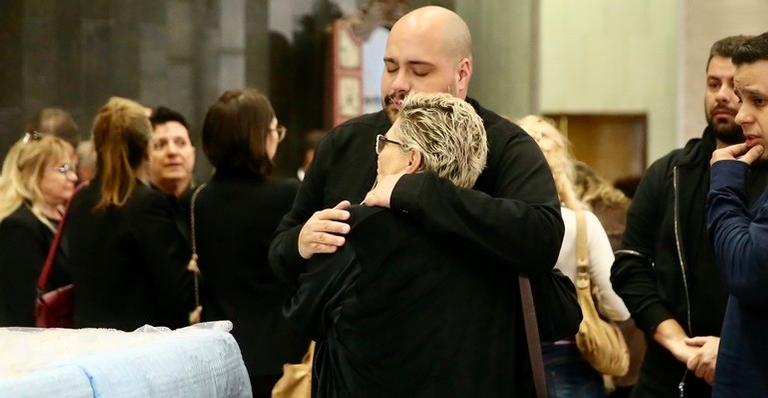 Cintia Abravanel e Tiago Abravanel se despedem de Gugu Liberato