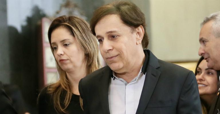 Tom Cavalcante chega ao velório de Gugu Liberato acompanhado da esposa: ”Profissional exemplar”