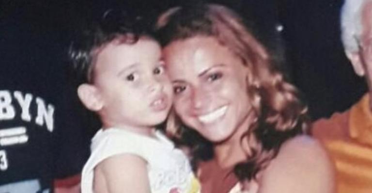 Viviane Araujo compartilha clique raro ao lado da família e se declara: ”TBT de amor”