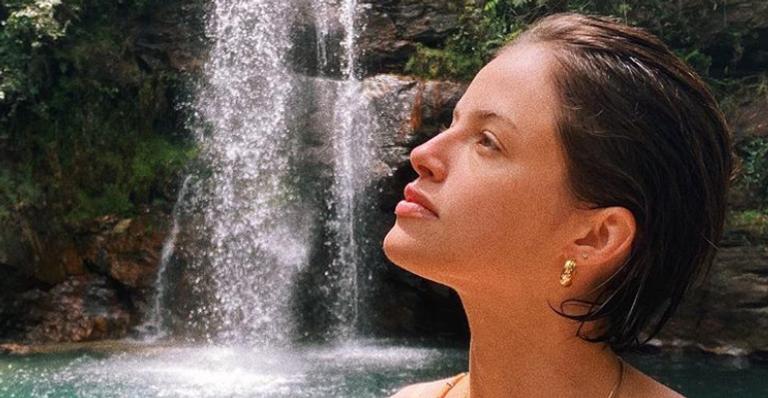 Agatha Moreira surge de biquíni em cachoeira e encanta fãs: ”Perfeita é pouco”