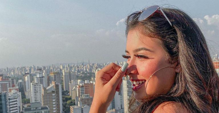 Ex-Chiquitita Cinthia Cruz posa de biquíni de oncinha e é elogiada na web