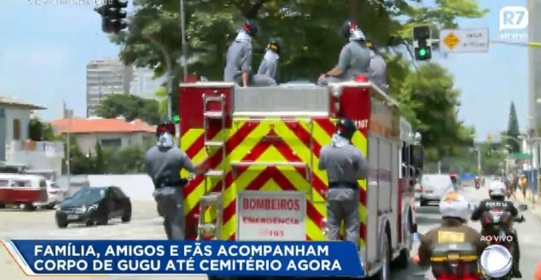 Corpo de Gugu Liberato deixa velório sob aplausos e primogênito faz questão de ir no mesmo carro