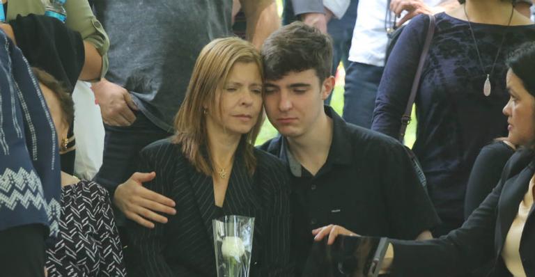 Com muitas homenagens, corpo de Gugu Liberato é sepultado em cemitério de São Paulo