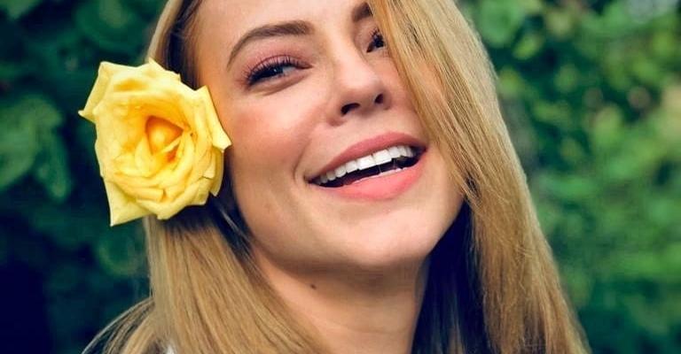 De férias, Paolla Oliveira ostenta pernões só de maiô branco e arranca suspiros: ”Deusa!”