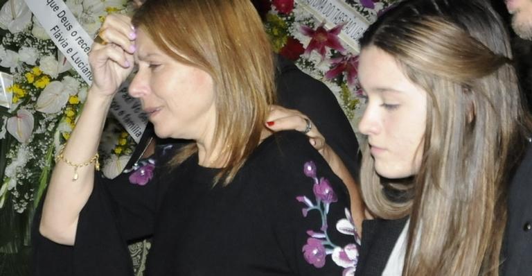 Família de Gugu Liberato deixa velório do apresentador sob forte aplausos dos fãs