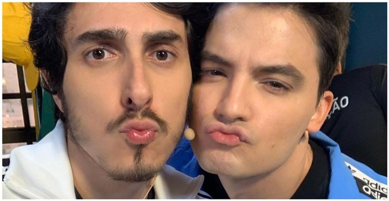 Felipe Neto e Castanhari dão selinho para comemorar audiência em live