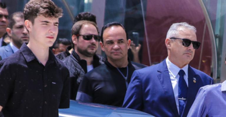 Filho de Gugu Liberato segue cortejo do pai ao cemitério