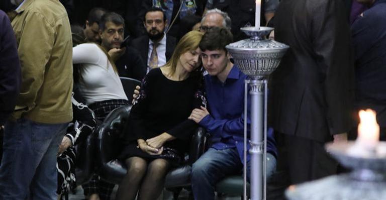 João Augusto, filho de Gugu Liberato, conforta a mãe no velório do apresentador