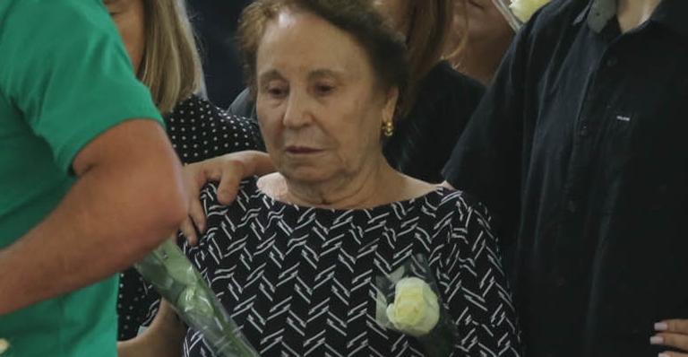 Mãe de Gugu Liberato deixa última lembrança dentro da urna do caixão do filho