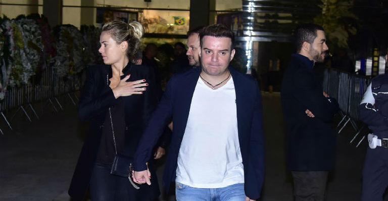 Muito abatido, Belutti comparece em velório de Gugu Liberato com a esposa