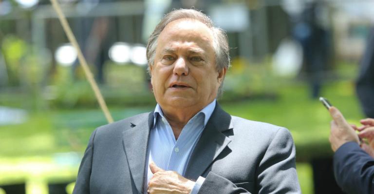 Ronnie Von se emociona no último adeus a Gugu: ”Estamos cheios de lágrimas”