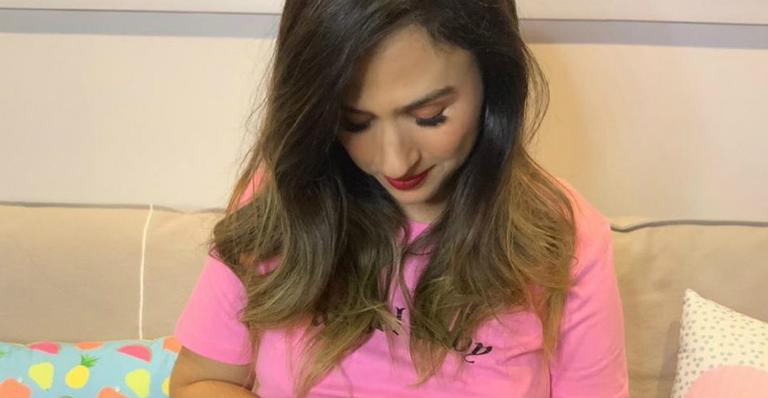 Tatá Werneck relembra barrigão e brinca: ”De quando eu tava perdendo meu umbigo”