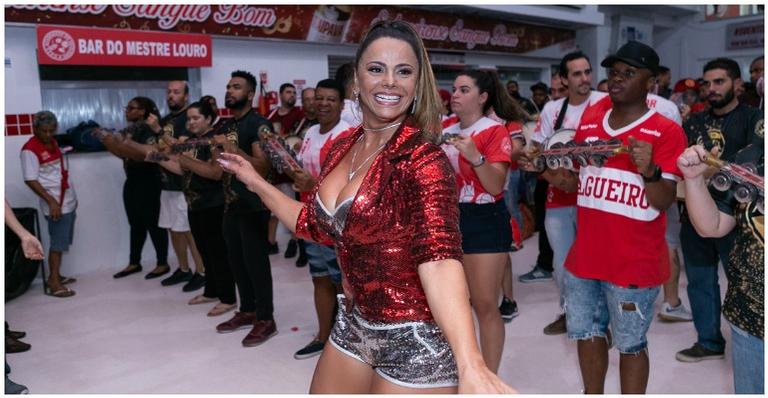 Com look brilhante, Viviane Araújo marca presença em ensaio do Salgueiro