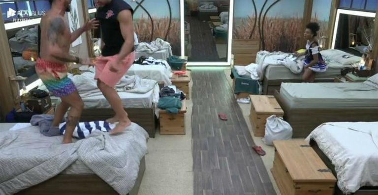 A Fazenda: Diego e Lucas debocham de Andréa ao pularem em sua cama depois de festa