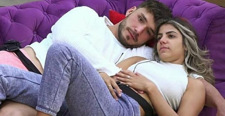 A Fazenda: Hariany reclama de fortes incômodos abdominais e Lucas Viana sugere possível gravidez
