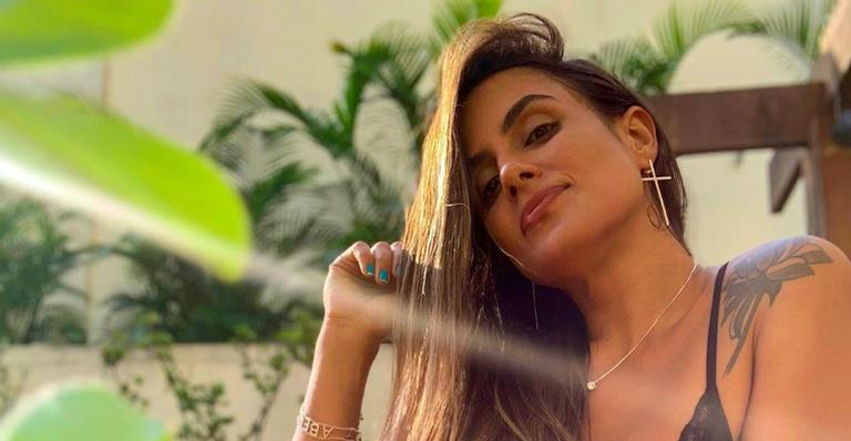 Ex-BBB Carol Peixinho curte praia e barriga negativa chama atenção dos internautas: ”Musa fitness”