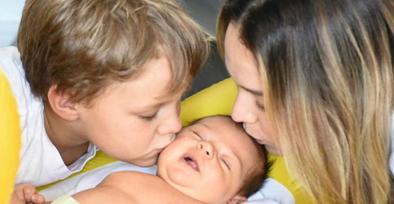 Carol Dantas explode o fofurômetro com foto dos filhos, Davi Lucca e Valentin, juntos