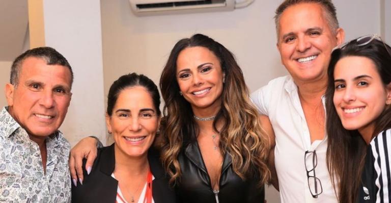Gloria Pires leva a família para prestigiar peça de Viviane Araujo e Eri Johnson: ”Que honra”