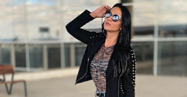 Graciele Lacerda exibe bumbum empinado em look preto nada básico e chama atenção
