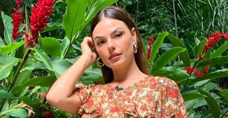 Isis Valverde exibe em look todo jeans e fãs questionam: ”Cortou o cabelo?”