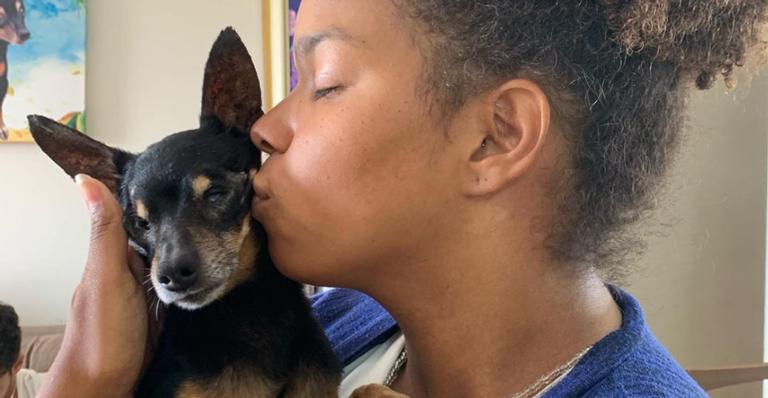 Jeniffer Nascimento lamenta perda de cachorrinho e comove a web: ”Primeira alegria da minha vida”