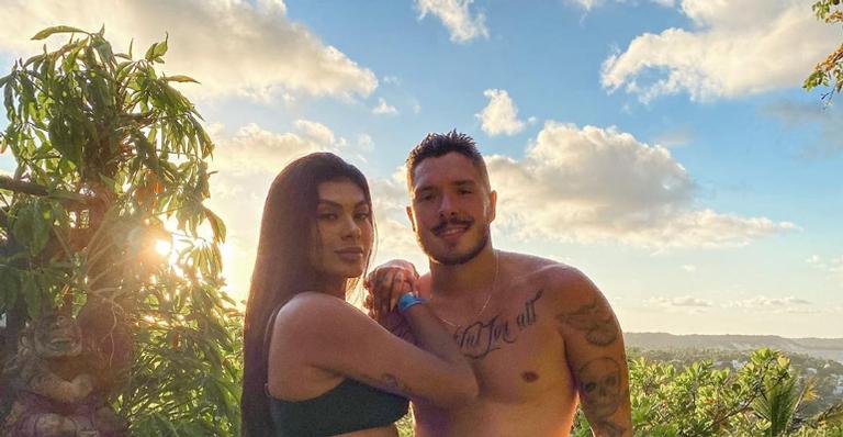 Pocah surge ostentando corpão com o namorado na piscina e declara: ”Cada dia mais apaixonada”