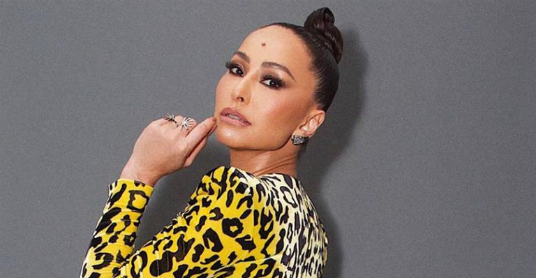 De biquíni super cavado, Sabrina Sato exibe corpão e ostenta bumbum perfeito