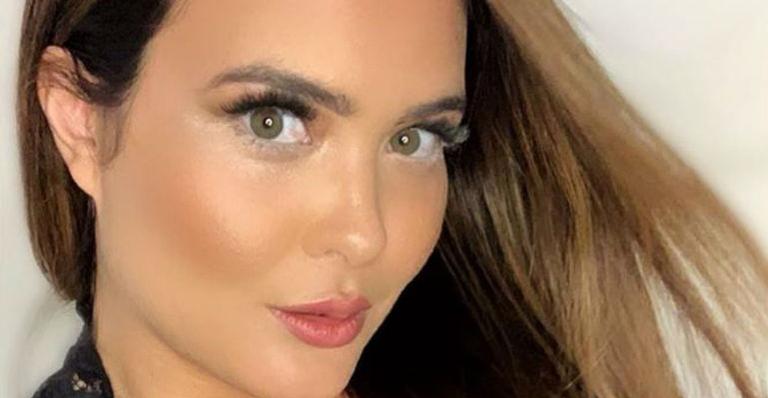 Geisy Arruda ousa ao exibir marquinha de bronzeado e bumbum gigante em praia paradisíaca