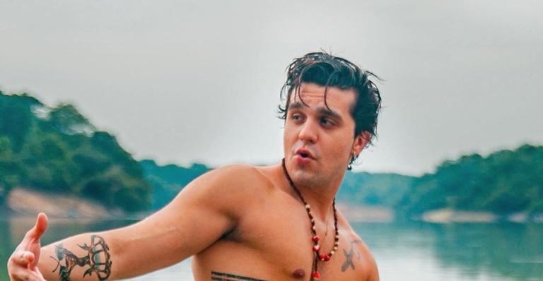 Luan Santana surge sem camisa no Rio Amazonas e boa forma chama atenção: ”Peixão”
