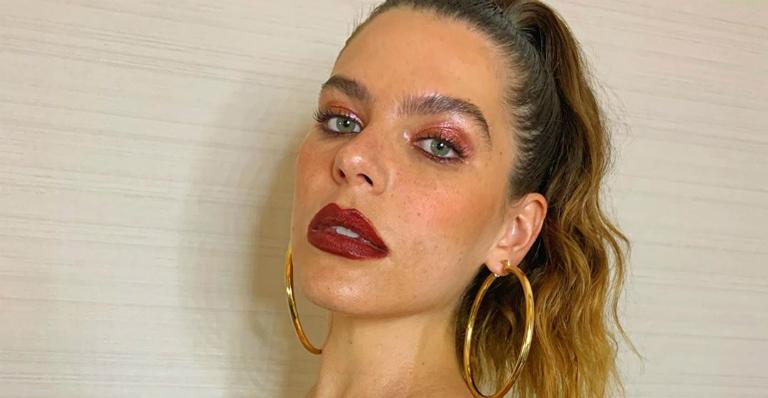 Mariana Goldfarb posa nua em sofá e surpreende seguidores com ousadia