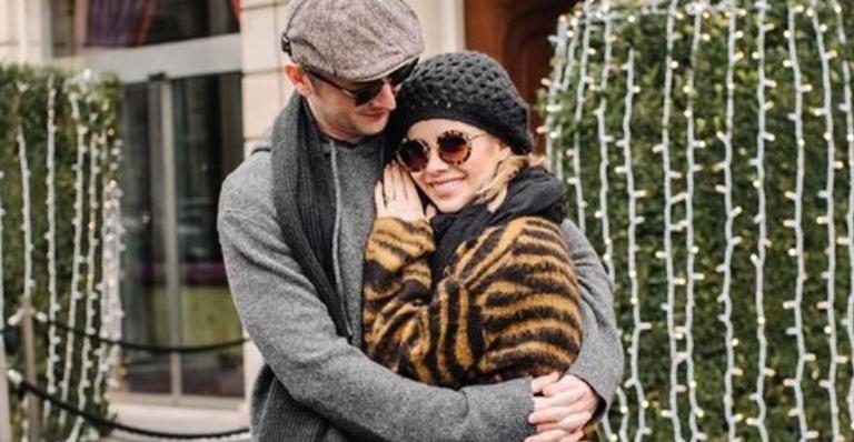 Após fim de turnê, Sandy curte viagem romântica com o maridão, Lucas Lima, em Paris
