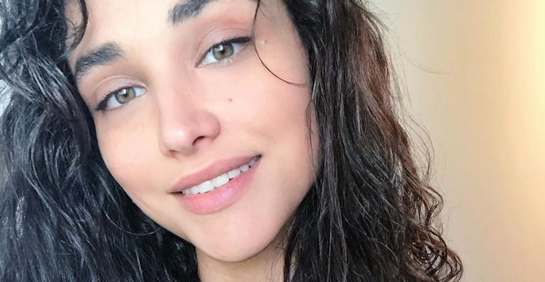 Discreta, Débora Nascimento é flagrada no maior clima de romance com o novo namorado, Luiz Perez