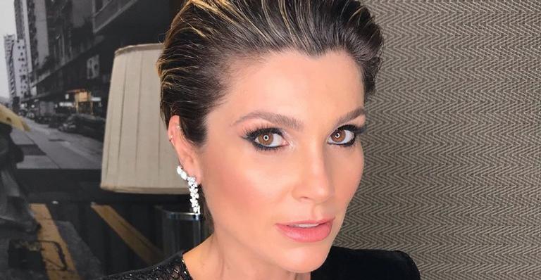 Flávia Alessandra surge ao lado de outras musas em clique do casamento de seu maquiador