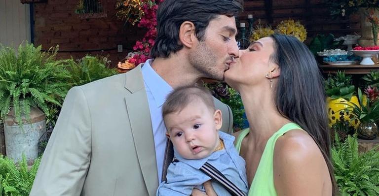 Isis Valverde compartilha clique brincando com o filho e desabafa: ”Saudade que não cabe no peito”