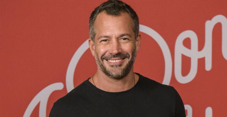 Malvino Salvador dá beijão na esposa nas montanhas do Colorado, nos EUA, e encanta fãs