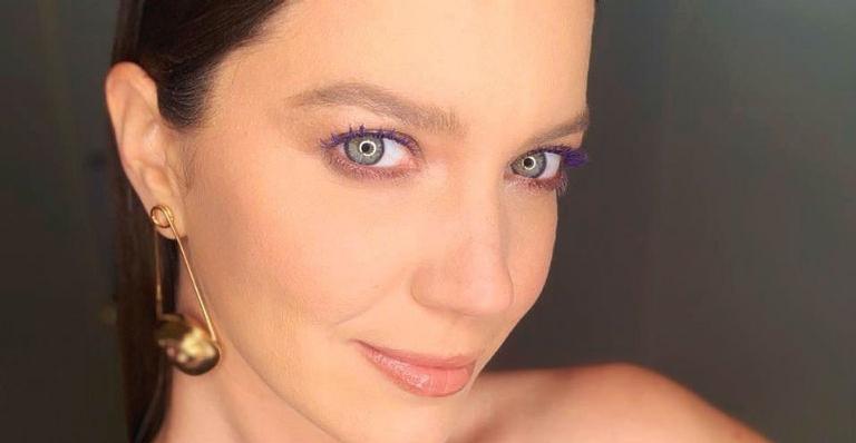 Curtindo viagem de navio, Nathalia Dill esbanja beleza ao posar com chapéu de marinheiro