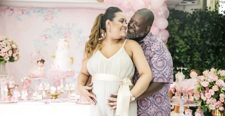 Péricles e Lidiane realizam chá de bebê de sua filha Maria Helena