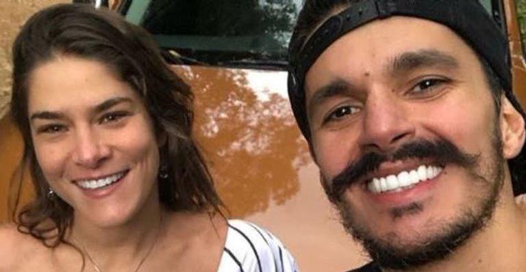 Em clima de romance, Priscila Fantin troca beijos com Bruno Lopes em shopping no Rio
