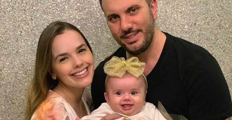 Ao lado da filha e do esposo, Thaeme Mariôto exibe sua árvore de Natal e encanta demais